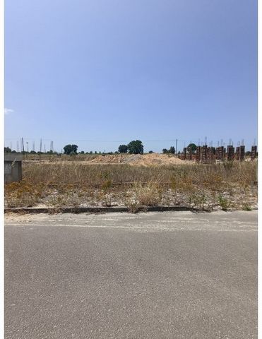 Plot of land with 205 m2 in the subdivision Quinta da Lua in Pegões. Implantation area of 112.75m2 and gross construction of 240m2. Recent urbanization, located in a quiet area with easy access. The subdivision consists of 37 housing lots, with feasi...