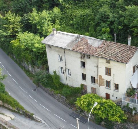 Exclusively, less than 30 minutes from Grenoble! Village house of about 100m2 to be completely renovated on 4 levels and on 135m2 of land. Direct proximity to amenities (shops, doctors, etc.) and close to schools. Come and discover it as soon as poss...