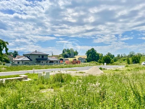 In Voiron, residential area and close to the city center and schools, come and discover this beautiful plot of 330m2. Contact: Alexandre RIBOUD ... or ... - Advertisement written and published by an Agent -