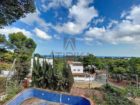 An exceptional opportunity is offered to acquire a completely renovated house in the exclusive area of Montmar, with breathtaking sea views. This property has a built area of 275m2 on a plot of 1,093m2. The house is distributed over two floors and fe...