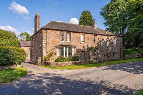 Moss House is a substantial 6 bedroom period residence sitting in a generous plot of around 2.5 acres. The property includes a large partially converted coach house, a beautiful courtyard, glorious gardens and wood all within walking distance of the ...