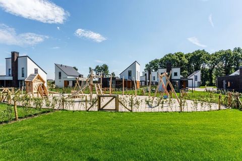 In het Limburgse Roggel vind je deze bijzondere villa. De villa heeft 2 slaapkamers en is groot genoeg voor een stel of een gezin van 4 personen. Op het park vind je een gedeeld zwembad waar je uren door kunt brengen. Dit boerderijvillapark is een ui...