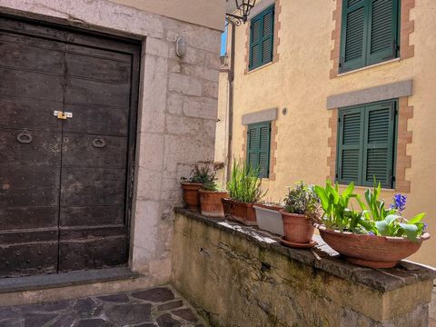 In het hart van het historische centrum van Monteleone di Spoleto zijn we verheugd de verkoop aan te bieden van een huis met twee verdiepingen, bestaande uit een ruime keuken, een woonkamer met open haard, twee tweepersoonskamers, een eenpersoonskame...