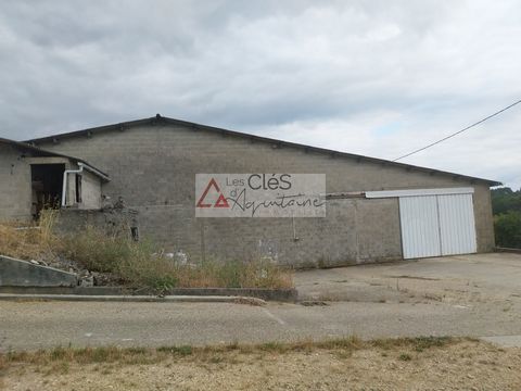 Sur la commune de Targon, votre agence locale Les Clés d'Aquitaine vous propose ce bâtiment agricole de plus de 650m2 sur une parcelle de terrain de 2 hectares. Ce bien est en très bon état général, possibilité d'acquérir plus de surface de terrain. ...