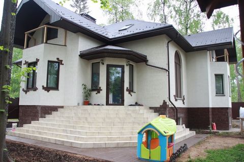 House for rent 12 km from Moscow to Yaroslavl highway gated Green Bor. The village is located in a pine lesu.Territoriya village is guarded. House size 110 m2. Two bedrooms on the second floor (the maximum number of guests - 8 people), two bathrooms,...
