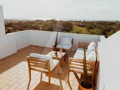 We are thrilled to present you this magnificent 3 bedroom villa, located in a gated community with swimming pool, a few minutes from the beach. With a serene location and stunning views over Galé, this property is a perfect getaway to live in style. ...