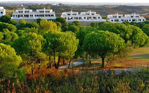 Un entorno perfecto para unas vacaciones exitosas, no sólo para los golfistas: lujosas casas adosadas, una piscina privada y las comodidades del club de golf Castro Marim, como bar y gimnasio, además de las hermosas playas del Algarve y tres campos d...