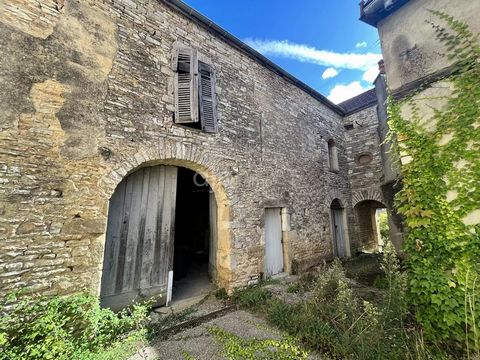 EXCLUSIVITY! In a renowned wine village, house to renovate with garden, outbuildings and a place to park your vehicle. It is composed on the ground floor, a large living room (to renovate), upstairs a room with bathroom and toilet (to finish renovati...