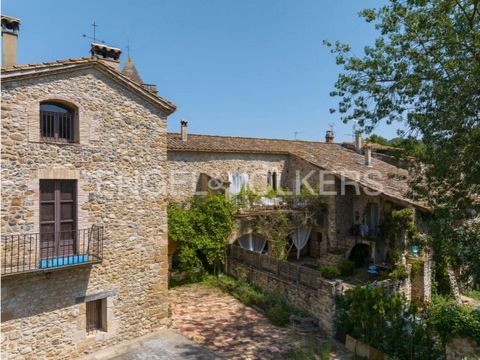 Discover the majestic Masia de Vilert, a historic rural estate in Pla de l'Estany, Girona, dating back to the year 1200. With the potential to become a charming rural hotel, it features a dining room, kitchen, pool, bedrooms with private bathrooms, t...