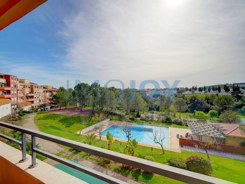 Fantastisch appartement met 3 slaapkamers, volledig gerenoveerd in 2021, gelegen in Estoril, meer bepaald in Quinta da Graciosa, dit appartement geeft toegang tot een zwembad, tennisbaan, voetbalveld en kinderspeelplaats. Met een uitstekende locatie,...