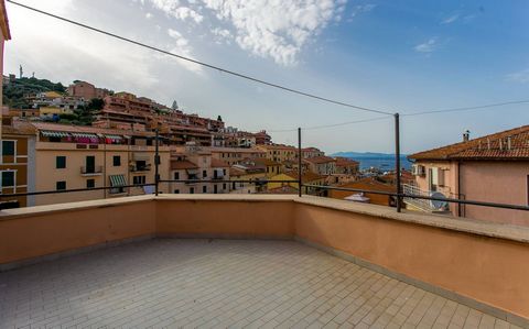 Porto Santo Stefano, Via Roma In the most central and well-known street of the town, we offer for sale a penthouse with an amazing sea view. The penthouse is located on the 5th floor without elevator (possible possibility of installation), large entr...