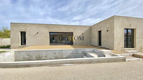 Ontdek bij het agentschap Buyhom dit prachtige eigentijdse gelijkvloerse huis van 115 m2, een moderne oase van comfort en elegantie, genesteld in de rustige wijk L'Isle-sur-la-Sorgue. Dit huis is ideaal ingericht om een functionele leefruimte te bied...