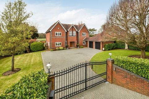 PROPERTY SUMMARY What can only be described as a house for all seasons. This detached family home is set in a beautiful semi-rural community backing onto a well know golf course and arable land in Rowlands Castle, it was built with modern 21st Centur...