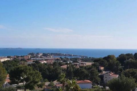 Nicolson Realty presents a new villa built in 2022/23 in Bandol, in a sought-after area that is quiet and residential in all seasons, close to the main shops and less than 15 minutes' walk from the port. The villa enjoys spectacular sea views, with a...