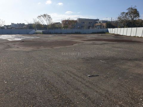 Flat land for construction, in Casais da Lagoa, Azambuja, with the first slab at ground level in concrete. Land with 1,382.0000 m2 for construction of 4 houses, with access via paved and infrastructured road (electricity and water network). Main feat...