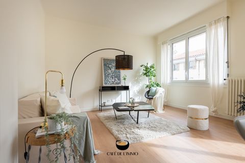 It is in the immediate vicinity of the Old Port, in the Saint-Victor district, that the Café de l'Immo offers you this beautiful type 4 apartment completely renovated. Ideally located, in a well-kept semi-recent building, on the 3rd floor, with eleva...