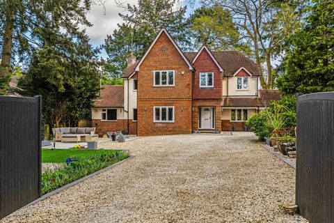 An immaculate 2439 sq ft detached family home set on just under a third of an acre, on a sought-after private road just one mile from the centre of Ferndown. A stunning six-bedroom detached home located in one of Ferndown's most desirable roads, posi...