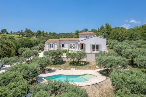 Provence Home, l'agence immobilière du Luberon, vous propose à la vente, une propriété construite en 1997 à Lioux. Cette demeure, implantée sur un terrain d'environ 2700m², est agrémentée d'une piscine et offre une vue panoramique à couper le souffle...