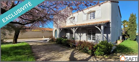 Situated just a stone's throw from Caussade town centre, this 250m² house with swimming pool and detached garage is set in 1500m² of enclosed land planted with trees. On the ground floor, the house comprises an 18m² entrance hall leading to a large, ...