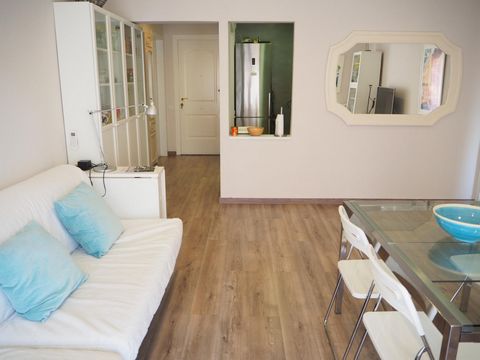Apartment on the promenade of Sant Feliu de Guíxols for families of 6 people, with free parking and community pool. Groups under the age of 30 are not accepted. - Apartment with 2 bedrooms and 2 bathrooms. One room with two single beds, and another s...