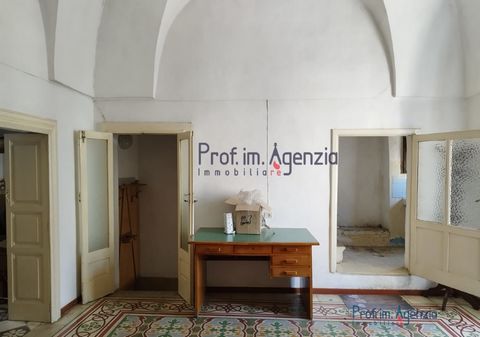 For sale interesting detached house with characteristic star vaults in the historic center of Carovigno, the 