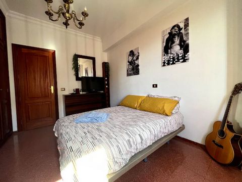 ABOUT CO-LIVING EL SECRETARIO El Secretario is a spacious co-living flat for nomads that want to spend some months in our beautiful city of Las Palmas. It is located in the best central area of LP, 5min from the beach. KEY FEATURES 4 Rooms with 2 sha...