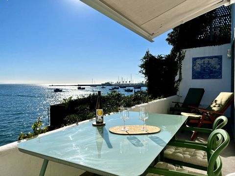 Wake up! It's not dreaming, but the house is a dream! This picturesque house is located on a street of former Cascais fishermen houses, with a pride seen from the ocean, the beaches, the Marina and the Bay of the Costa do Estoril. The house is locate...