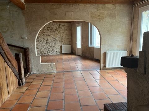 EXCLUSIVITY, in the commune of ST QUENTIN DE BARON, rue de l'Eglise stone house on one floor of approximately 139 m2 of living space comprising a kitchen of 27 m2, a pantry of 6.5 m2, a dining room of 16 m2 and a living room of 24 m2 on the ground fl...