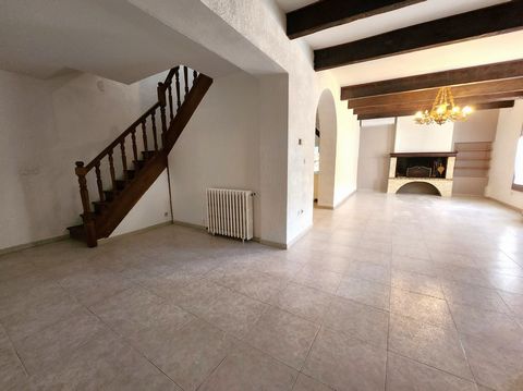 Superb townhouse in Lunel: This house of about 165 m2 fully air-conditioned offers a large living room and 5 spacious bedrooms. Also enjoy an outdoor courtyard for outdoor lunches. Ideally located close to all amenities and shops, you will be only 25...