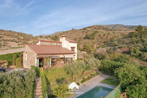 Impressive ecological finca in the picturesque village of Vélez de Benaudalla featuring two independent houses and a guest apartment. The house was built in 2004 according to the principles of sustainable architecture and offers ample space and excep...