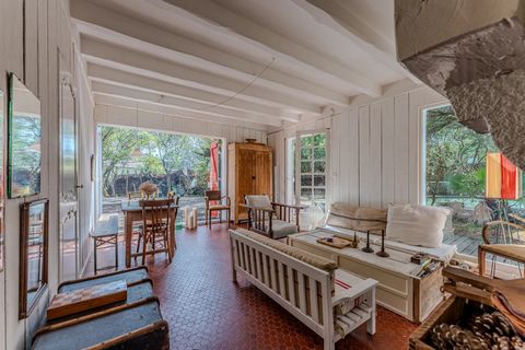 On the Cap Ferret peninsula, Maison Duport presents this magnificent 90 m² villa renovated by architect. In a holiday home style, this villa near the basin will charm you with its Ferret Capien charm. As soon as you enter the premises, you will be se...