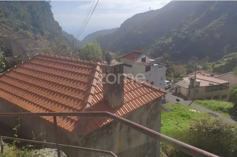 Property ID: ZMPT565962 3 bedroom house to recover. Located in Tabua - Ribeira Brava, this property has a privileged location for a life in harmony with nature. It can be transformed into a modern and cozy 3 bedroom villa, where you can enjoy the tra...