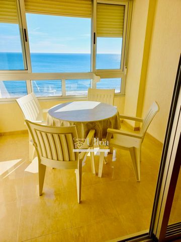 NICE APARTMENT ON THE FIRST LINE OF THE SEAApartment on the seafront in Alicante, Playa San Juan area, 58m2 useful, excluding terrace.The apartment, which has been renovated, consists of a living-dining room with access to the terrace (now glazed), 2...