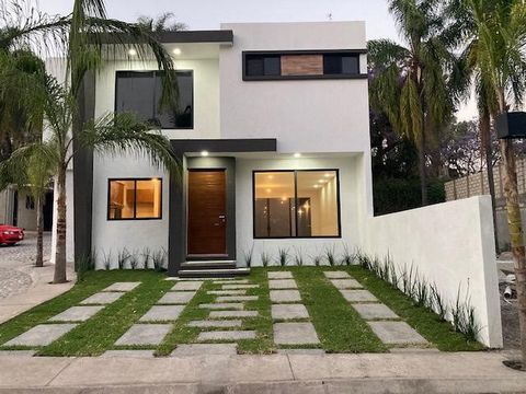Brand New House for sale with Bedroom on the Ground Floor in Colonia Lomas de la Selva, in Private with Security. SUMMARY: 4 bedrooms, 4 and 1/2 bathrooms, laundry room, parking for 2 cars. LAND: 320 mt2, CONSTRUCTION: 250 mt2. DESCRIPTION: Developed...