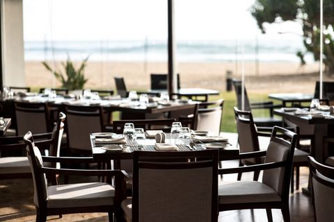 À vendre : Fonds de commerce de restaurant-café-pâtisserie situé à Cagnes-sur-Mer, sur un emplacement numéro un. Local de 95 m² comprenant une salle de restaurant de 48 m² (30 couverts), une terrasse de 44 m² (42 couverts) et une petite terrasse de 2...