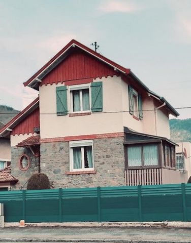 I invite you to discover this charming house built on a fenced plot of 5.52 ares. Spacious and bright, it is arranged as follows: On the ground floor: an entrance hall, a living room, a living room, a veranda, a toilet, a shower area, a fitted kitche...