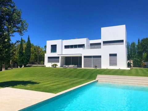 STUNNING MODERN VILLA RECENTLY BUILT and ready to move into, in an excellent location in Sotogrande Alto Zona F, close to the internationally renowned golf courses La Reserva f, Almenara Golf Club, Real Club Valderrama and San Roque Club. It is locat...