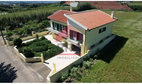 Detached house located in the quiet village of Usseira, Óbidos. The villa is divided into 2 floors, consisting of 5 bedrooms, three bathrooms, living room, kitchen, private garage of 60sq.M and outdoor space with fruit trees. Located on a plot of lan...
