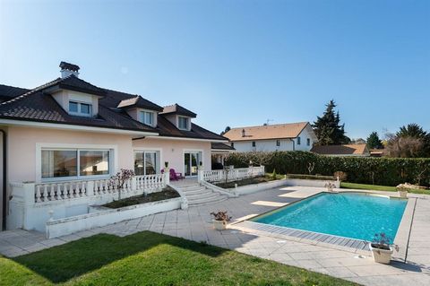 Close to the border, luxurious family villa of 300 m2 with lake view.With 1500 m2 of fully enclosed and secured plot of land, this villa with its warm look thanks to its moldings and modern comfort, offers you beautiful spaces. It is composed of an e...