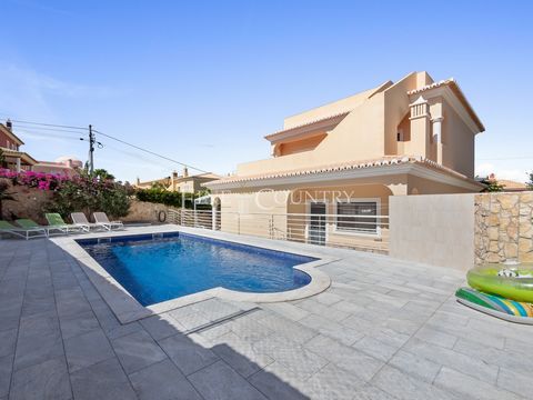 This immaculate detached 3-bedroom villa with private pool and a build area of 304.25m2 is set on a plot of 415m2 and is located in a nice established Residential area on the outskirts of Silves. Still within proximity to the coast, beaches, and golf...
