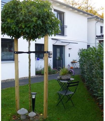 The holiday apartment is on the upper floor of a single-family house in a quiet yet central location in the south of Pinneberg. It can accommodate a maximum of 2 adults and 2 children. It consists of a combined living/dining room with kitchenette, a ...