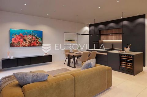 In beautiful Rovinj, the pearl of the Adriatic, the most sought-after location on the Istrian peninsula, this new building represents everything you need for a luxurious life. We present an apartment located on the ground floor, consisting of an entr...