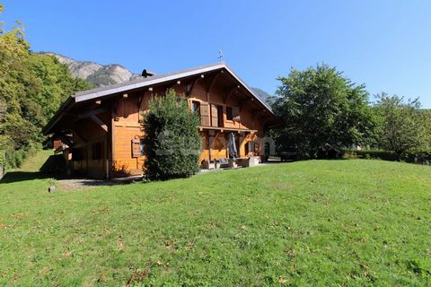 Réf 68109MV: Bonneville You will be seduced by this exceptional property and its equally remarkable location, at the start of the Bonneville hillside close to all amenities. Built on a plot of 1921M² in 2000, the chalet has a total surface area of 39...
