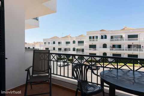 Cet appartement est situé dans le magnifique village de Conceição de Tavira, une région privilégiée de l’Algarve, ayant la possibilité de profiter d’un style de vie paisible et confortable, entouré de beaux paysages, de commodités locales et d’activi...