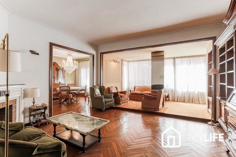 MYLIFE Real Estate presents this fantastic property for sale located in the exclusive Turó Park. Luxurious and stately home, with many possibilities for reform thanks to its 177m2 useful area. Very bright as it is located on the seventh floor of a cl...