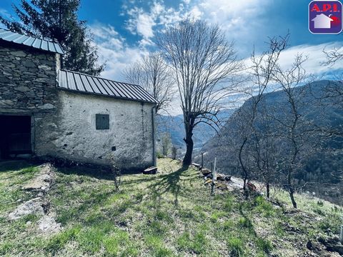 FULL SOUTH Come and discover this house with barn to renovate 15 minutes from Tarascon sur Ariege. With great potential, located on a mountainside at an altitude of 950 m with its large plot of land you can enjoy its incredible view. The current livi...