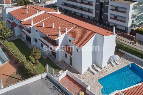 Building with six fractions in Oura. Development of six apartments, three apartments with three bedrooms, two apartments with two bedrooms and one apartment with one bedroom. All apartments are duplexes and all have individual garages. The set is loc...