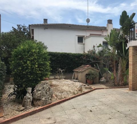 Villa with 3 double bedrooms, fitted wardrobes. Full bathroom and toilet. Independent kitchen. . Spacious living room. . Aluminium exterior carpentry, Heating pre-installation. Parking and storage room. Sea Views. Located in the centre of Segur de Ca...