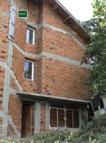 Agencja nieruchomości Peak Real Estate oferuje dom we wsi Dragovishtitsa. Dom ma powierzchnię 130 mkw. i 52 mkw. obszar zabudowany. Nieruchomość wybudowana jest na działce o powierzchni 538 mkw. Wieś Dragowisztica znajduje się w zachodniej Bułgarii, ...