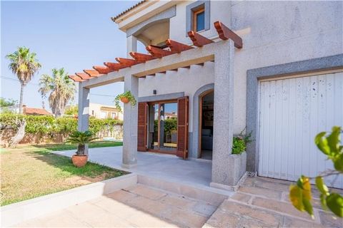 Semi-detached corner villa with garden and swimming pool. The house is on a plot of about 320m2 approximately and has a house of about 160m2 that consists of a large living room with a fireplace, a fitted kitchen equipped with office, laundry room, 4...
